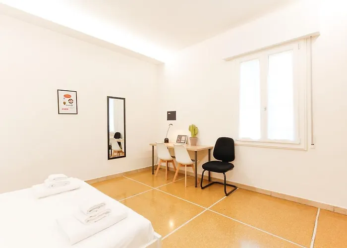 Large With Balcony - 2 Bedrooms 아파트