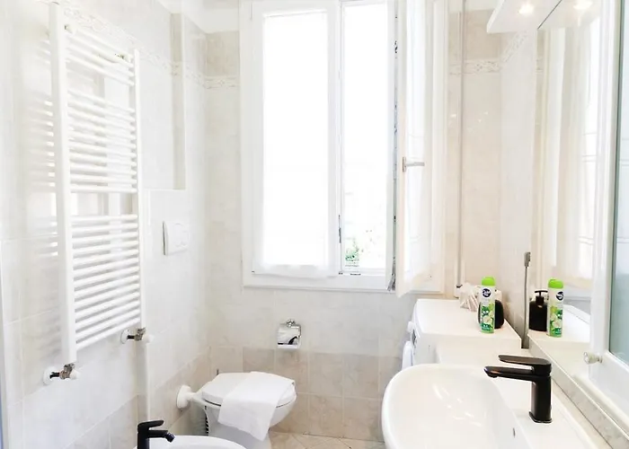 Large With Balcony - 2 Bedrooms Lejlighed Bologna