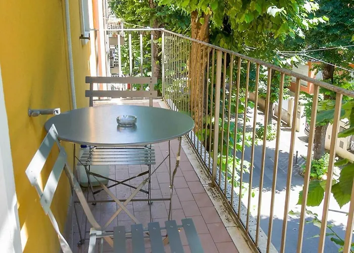 Large With Balcony - 2 Bedrooms Lejlighed *