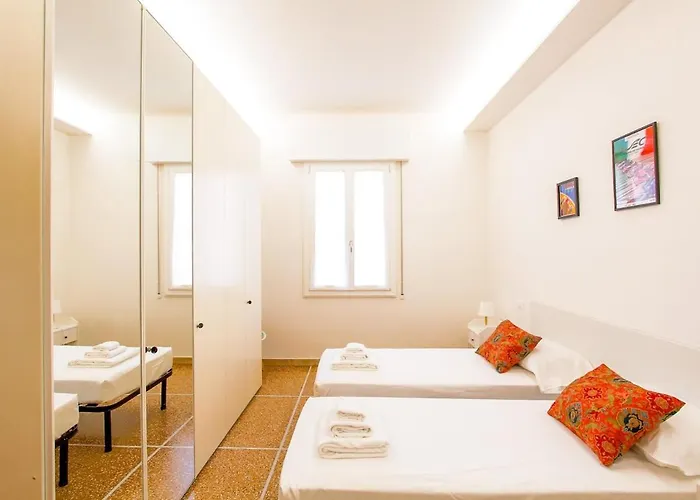 Large With Balcony - 2 Bedrooms * 博洛尼亚