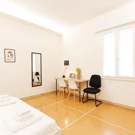 Large With Balcony - 2 Bedrooms Lejlighed