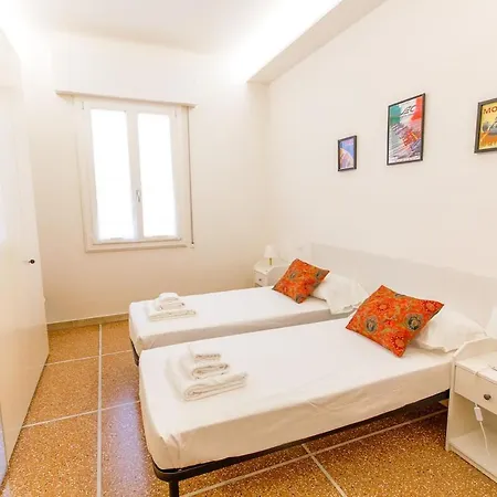 Large With Balcony - 2 Bedrooms Lejlighed Bologna