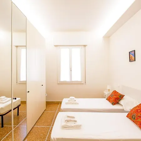 Large With Balcony - 2 Bedrooms * Bologna